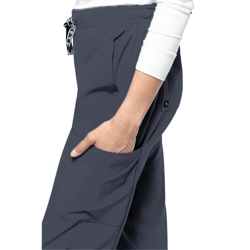 Pantalón médico de pierna recta en color plomo de Tasha & Me.