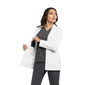 Profesional de la salud ajustando bata blanca de consultorio vista frontal
