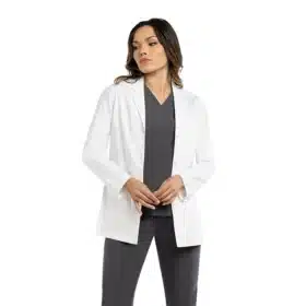Mujer usando bata de consultorio blanca para profesionales de la salud
