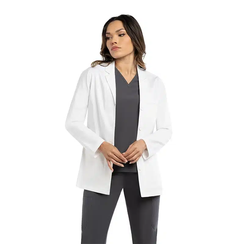 Mujer usando bata de consultorio blanca para profesionales de la salud