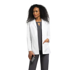 Bata médica blanca estilo consultorio con modelo mujer de cabello rizado