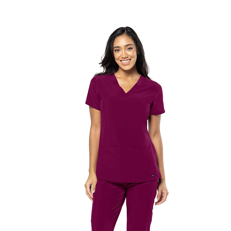 Blusa médica cuello en V color vino de Tasha & Me para mujer